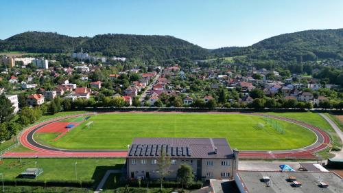 Video - sportovní areál po rekonstrukci oválu a tribuny 1
